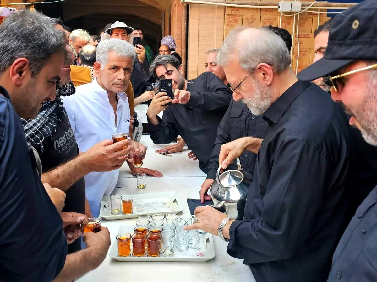 علی لاریجانی در حال پذیرایی از زائرین + عکس 