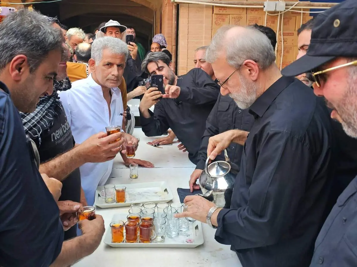 علی لاریجانی در حال پذیرایی از زائرین + عکس 