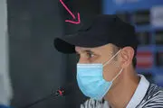 اقدام جالب گل محمدی در نشست خبری؛ چرا سرمربی پرسپولیس برند کلاهش را پوشاند؟