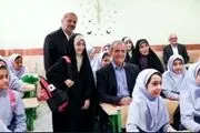 پزشکیان پشت نیمکت مدرسه نشست + ببینید 