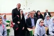 پزشکیان پشت نیمکت مدرسه نشست + ببینید 