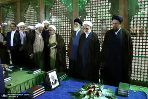 فاتحه خوانی اژه‌ای بر مزار آیت الله هاشمی+ عکس