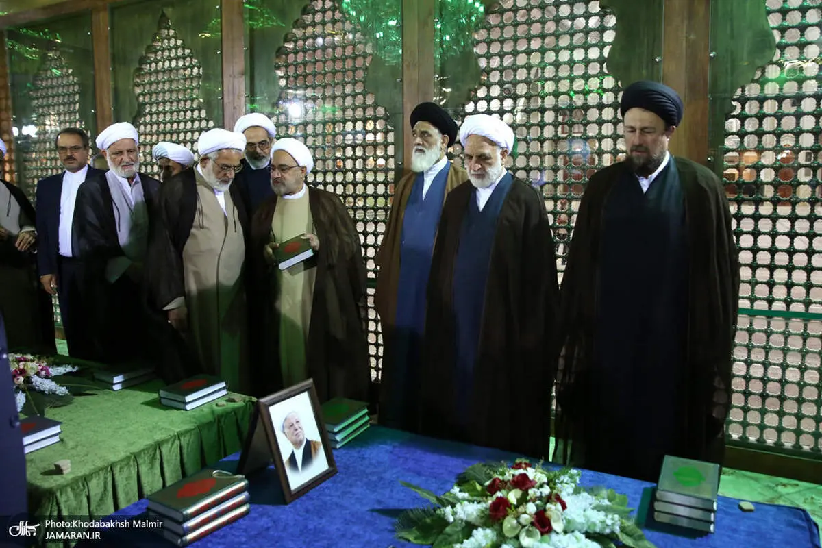 فاتحه خوانی اژهای بر مزار آیت الله هاشمی+ عکس
