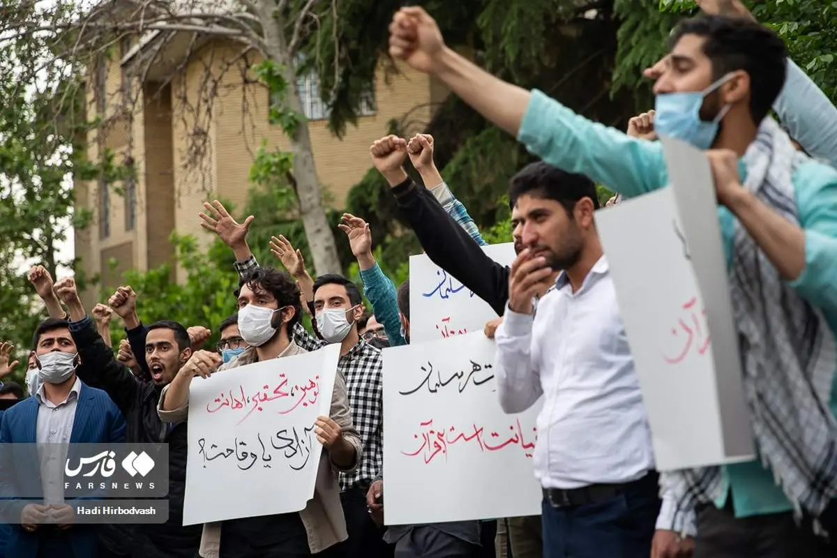 تجمع دانشجویان ایرانی مقابل سفارت سوئد/ ببینید