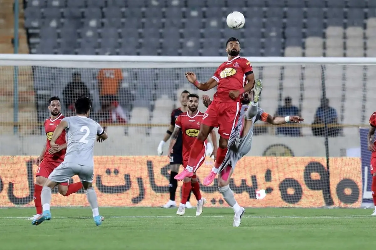 2 هافبک پرسپولیس مقابل درب خروچی