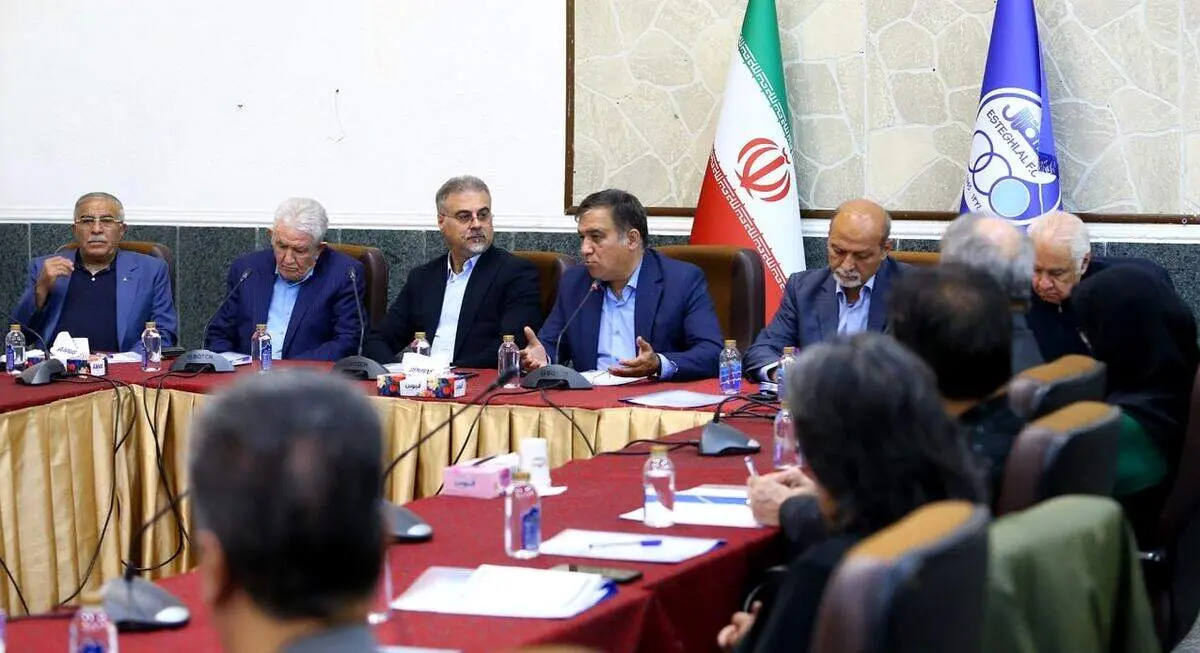 بالارفتن سرعت مذاکره استقلال؛ تاجرنیا دست از توییت زدن برنداشت!