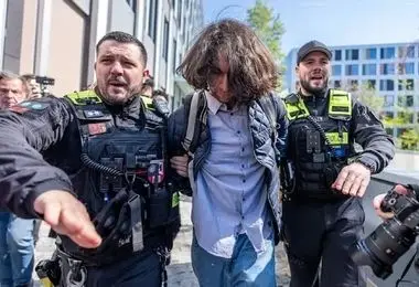 چه کسی با سس گوجه فرنگی به رضا پهلوی حمله کرد؟ + عکس 