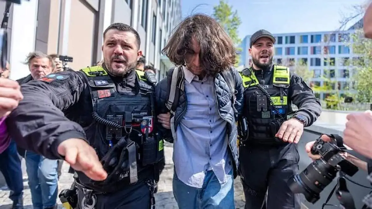 چه کسی با سس گوجه فرنگی به رضا پهلوی حمله کرد؟ + عکس 