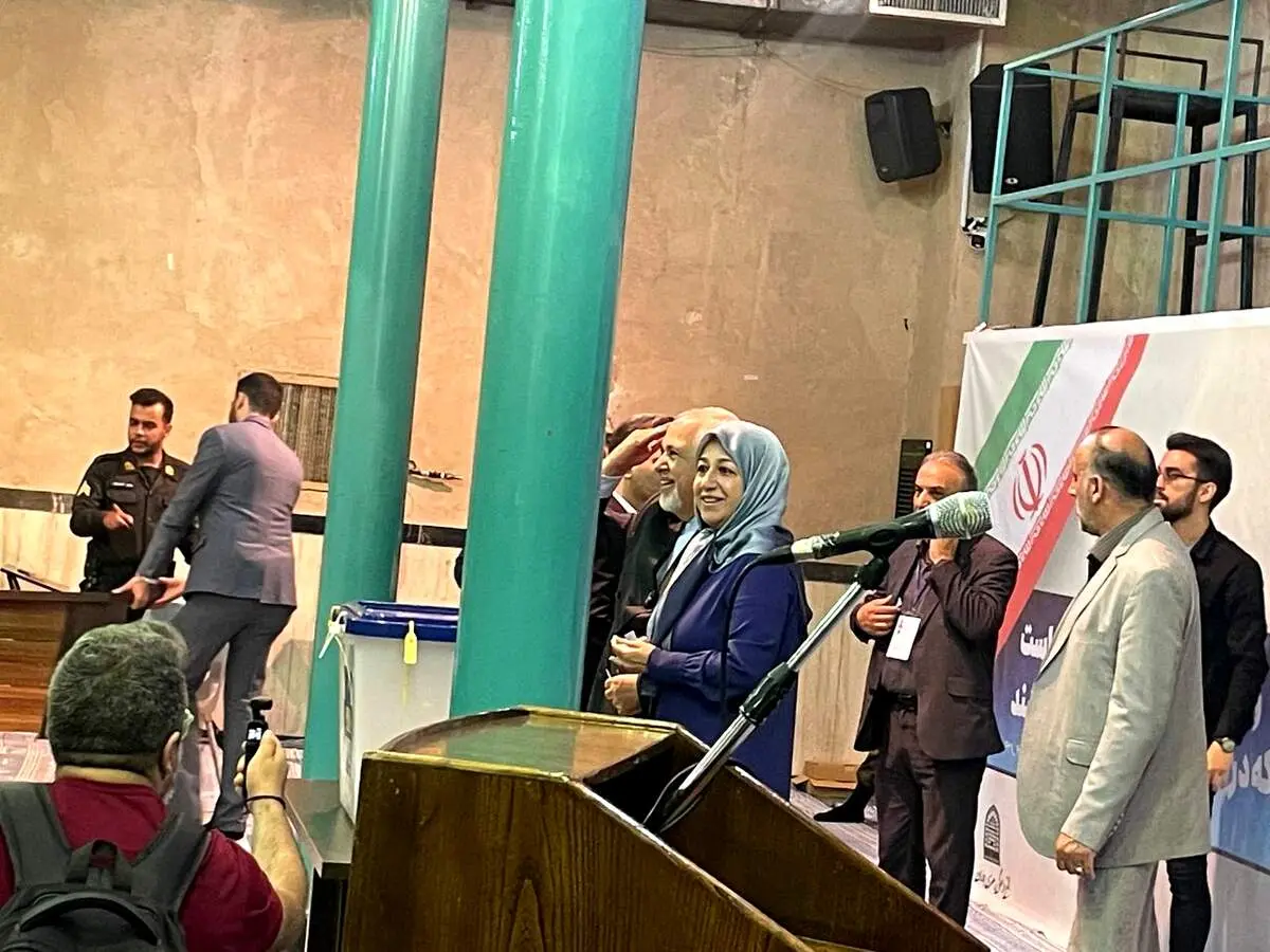 ظریف: به پیامک‌های فریبکارانه که برای نگه داشتن شما در خانه تشدید شده توجه نکنید