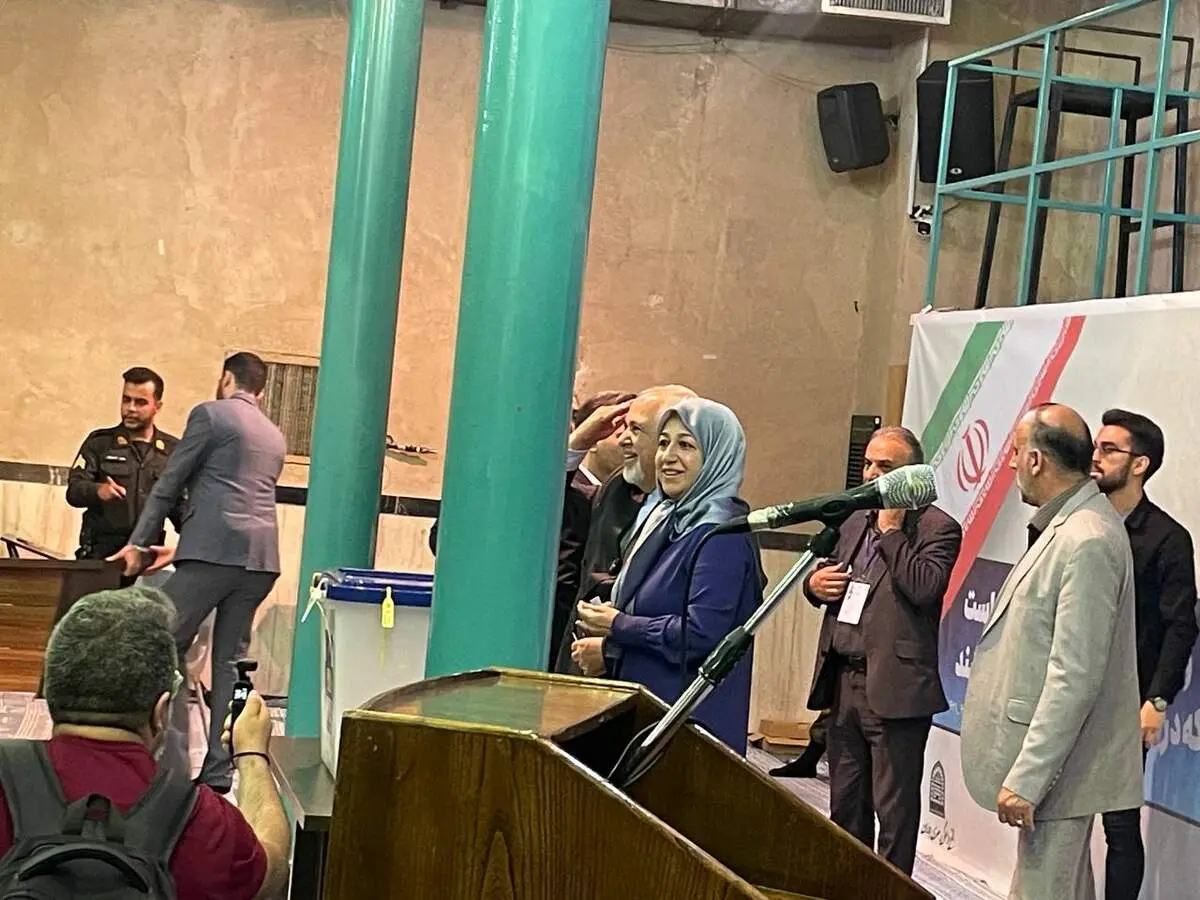 ظریف: به پیامک‌های فریبکارانه که برای نگه داشتن شما در خانه تشدید شده توجه نکنید