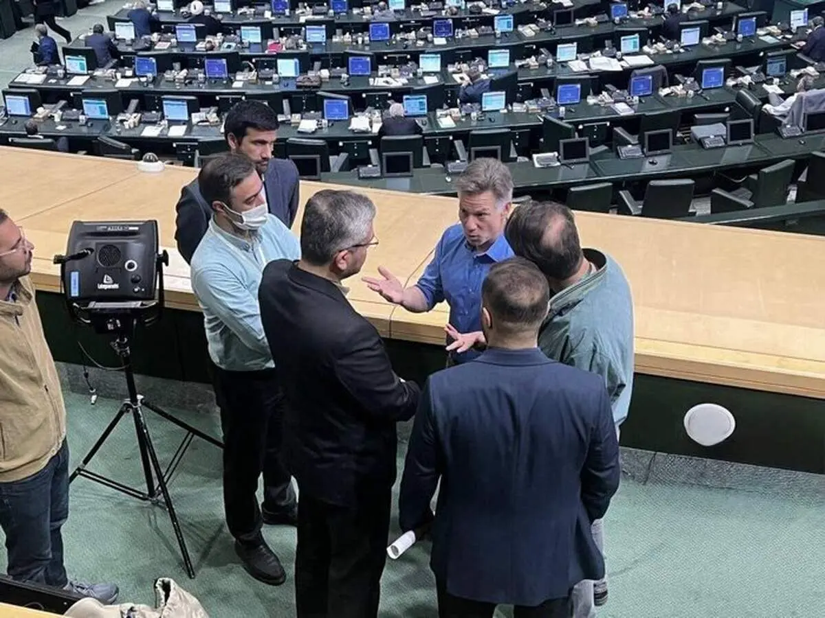 خبرنگار آمریکایی در صحن مجلس + ببینید 