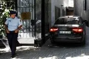 حمله دوباره به سفارت ایران| ماشین دم در سفارت با لگد داغون شد+فیلم 
