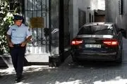 حمله دوباره به سفارت ایران| ماشین دم در سفارت با لگد داغون شد+فیلم 