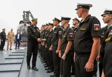 پهلوگیری ناو بالگردبر استویسکی روسیه در منطقه یکم‌امامت نداجا