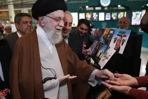 رهبری به یک غرفه دار هدیه دادند + ببینید 