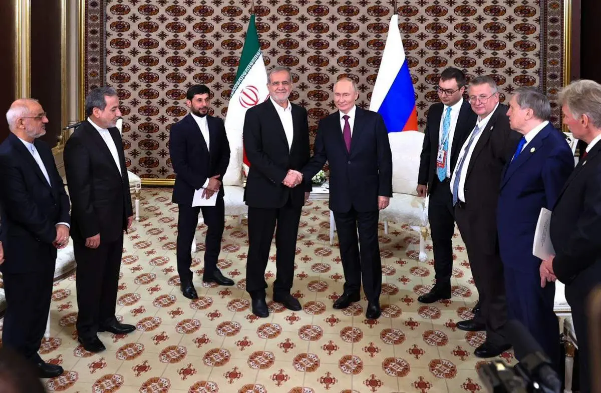 پزشکیان در دیدار با پوتین: مواضع ما در دنیا خیلی نزدیکتر از دیگران به یکدیگر است/ پوتین: همکاری با ایران برای ما اولویت بالایی دارد