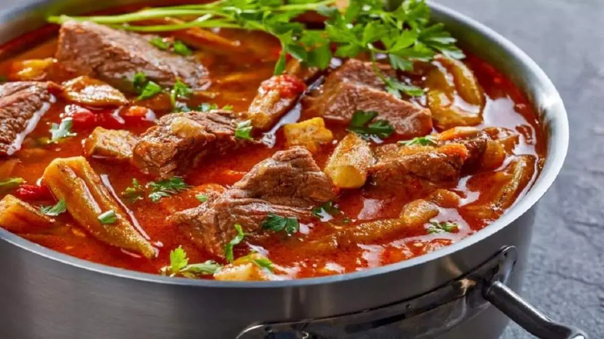 ترفندهای عالی برای پخت خورش بامیه مجلسی در روزهای پاییزی