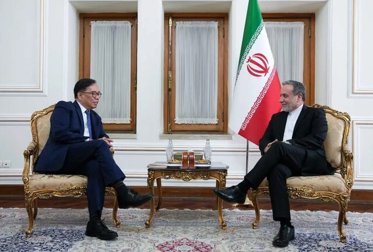 وزیر خارجه فیلیپین با عراقچی دیدار کرد 