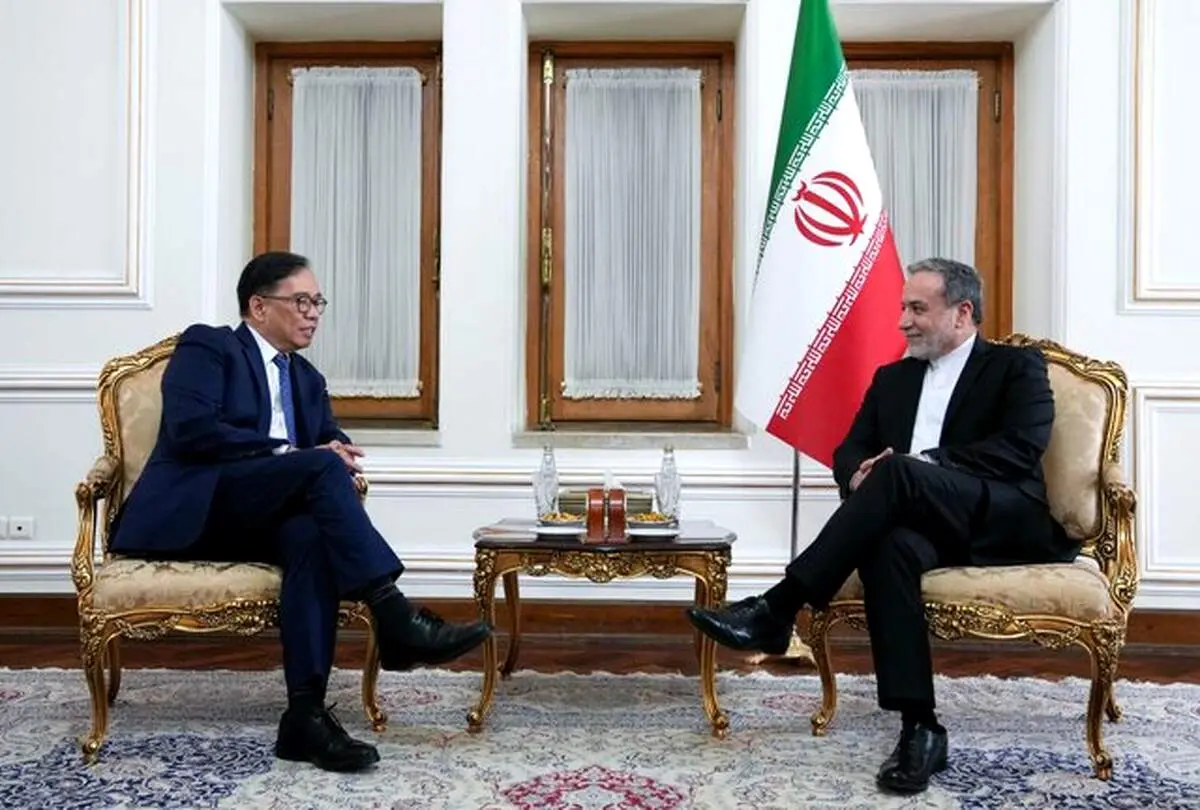 وزیر خارجه فیلیپین با عراقچی دیدار کرد 