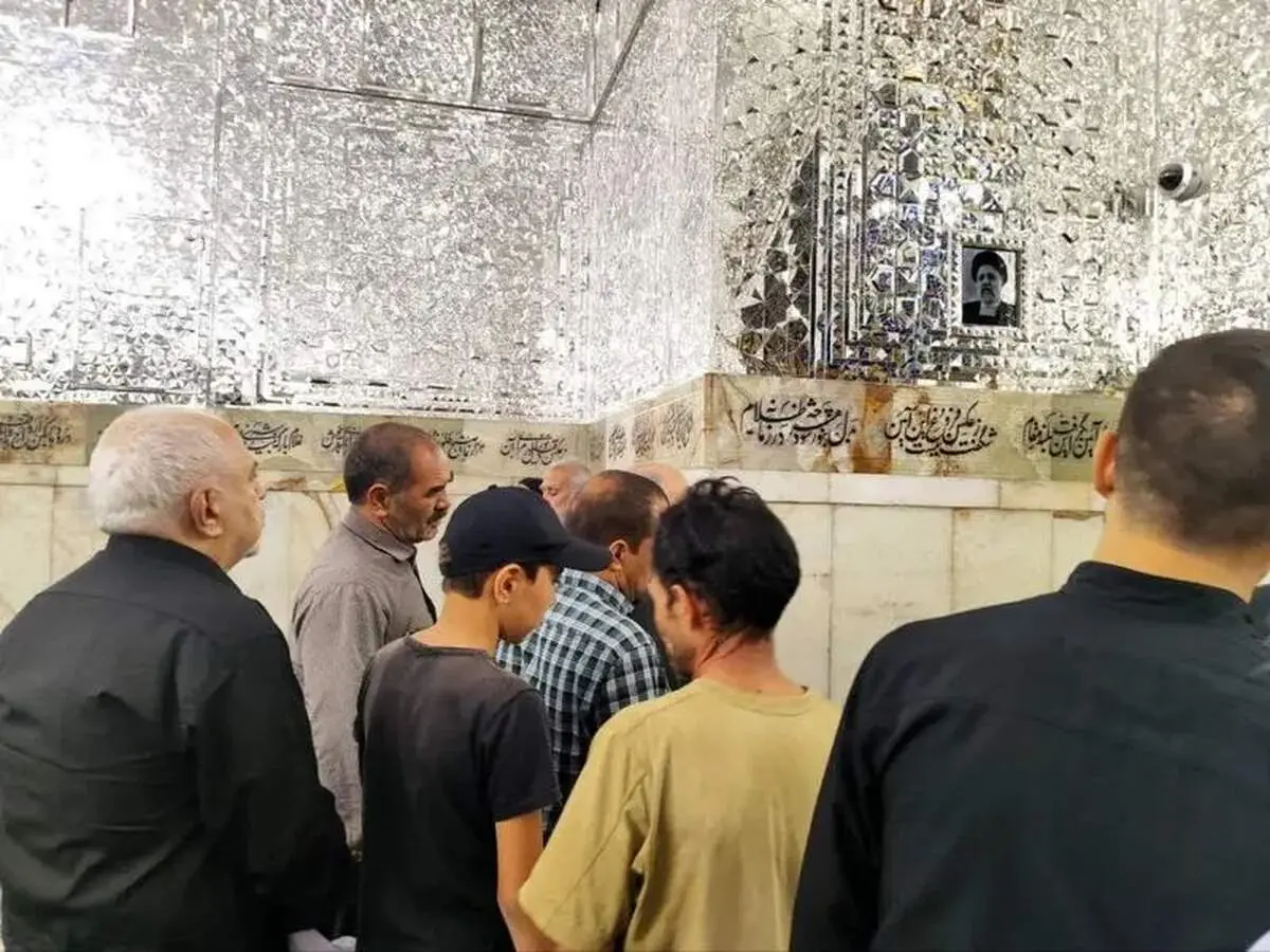 حضور ظریف بر مزار ابراهیم رئیسی + ببینید 