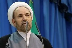 امام جمعه ایلام با اشاره به حادثه در درمانگاه قم: تو چکاره‌ای که عکس بگیری؟/ اینقدر که به دختران گیر می‌دهیم به آقایان و شوهران و برادران و پدران آنها گیر نمی‌دهیم