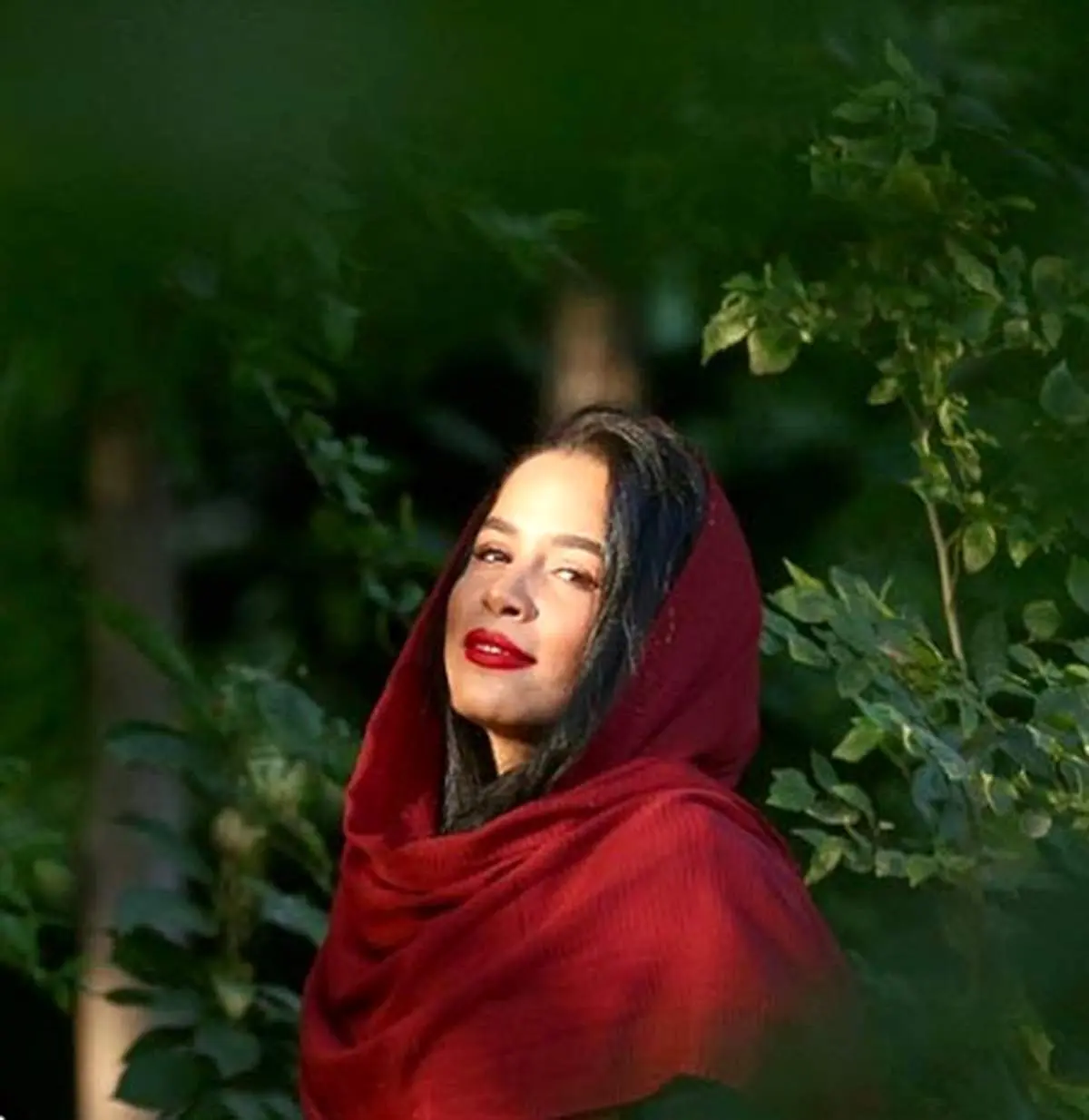 ملیکا شریفینیا با چهره پانسمانشده در تلویزیون/ عکس