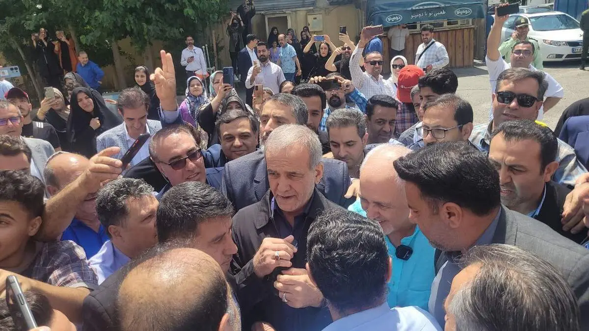 پزشکیان در مناطق کارگرنشین حاشیه تهران| ظریف هم آمد
