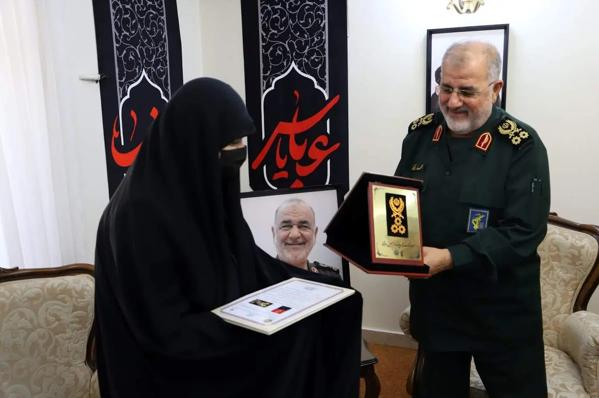 اهدای درجه سپهبدی شهید سلامی به خانواده وی   