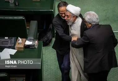 تلاش دو نماینده برای کنترل کردن مجتبی ذوالنوری در مجلس + ببینید 