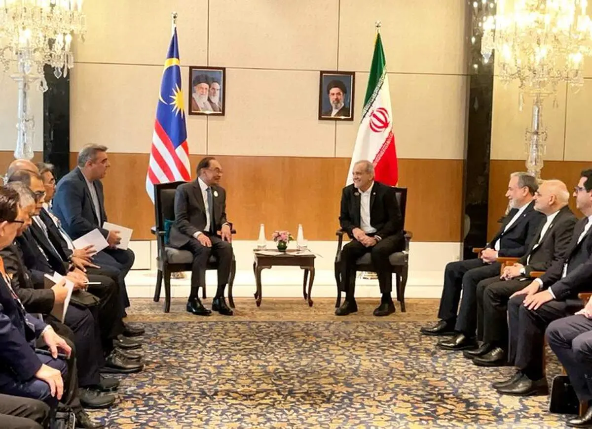 دیدار مسعود پزشکیان و نخست وزیر مالزی 
