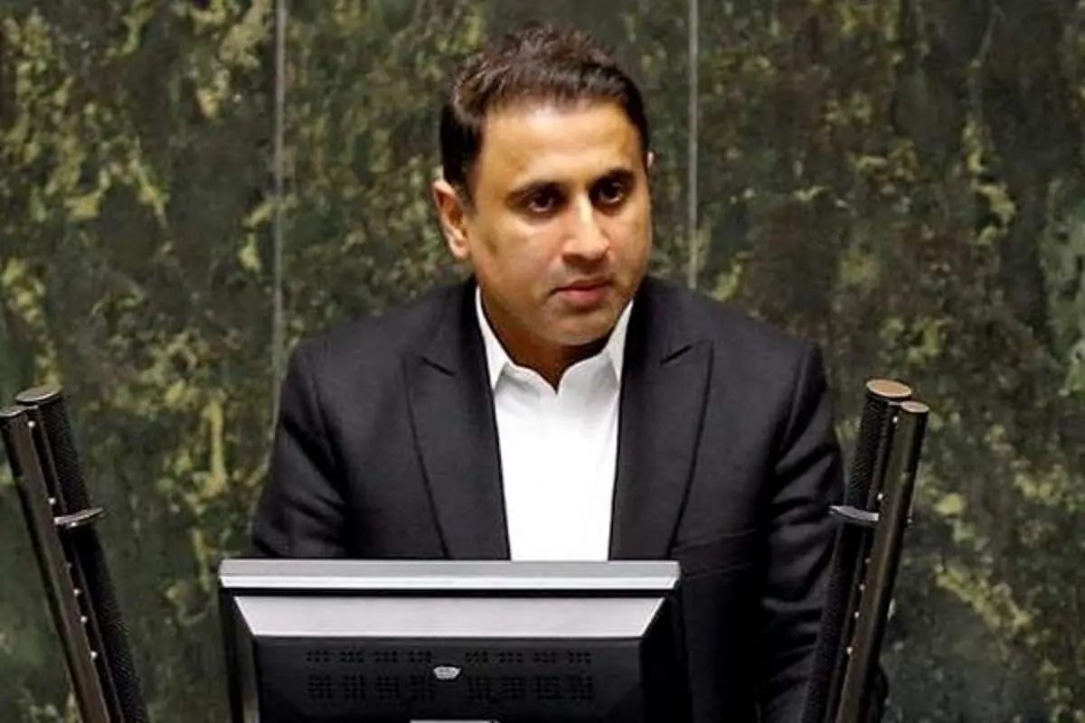 نماینده مجلس: آقای رئیسی حداقل ۷ صفحه از برنامه ۷ هزار صفحه‌ای که گفتید رو کنید ببینیم چی هست!
