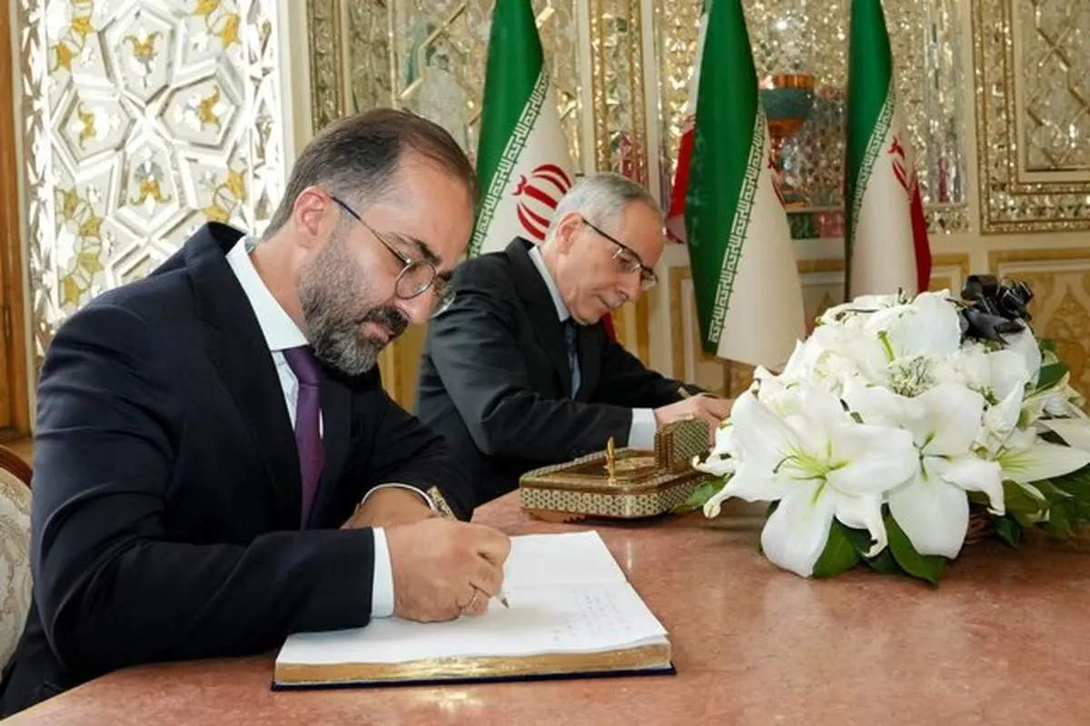 امضای دفتر یادبود قربانیان حادثه بندر شهید رجایی توسط سفرای خارجی 