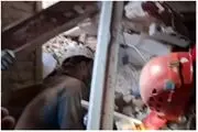 زنده پیدا شدن ٣ نفر از زیر آوار در یک منزل مسکونى در تهران+ببینید