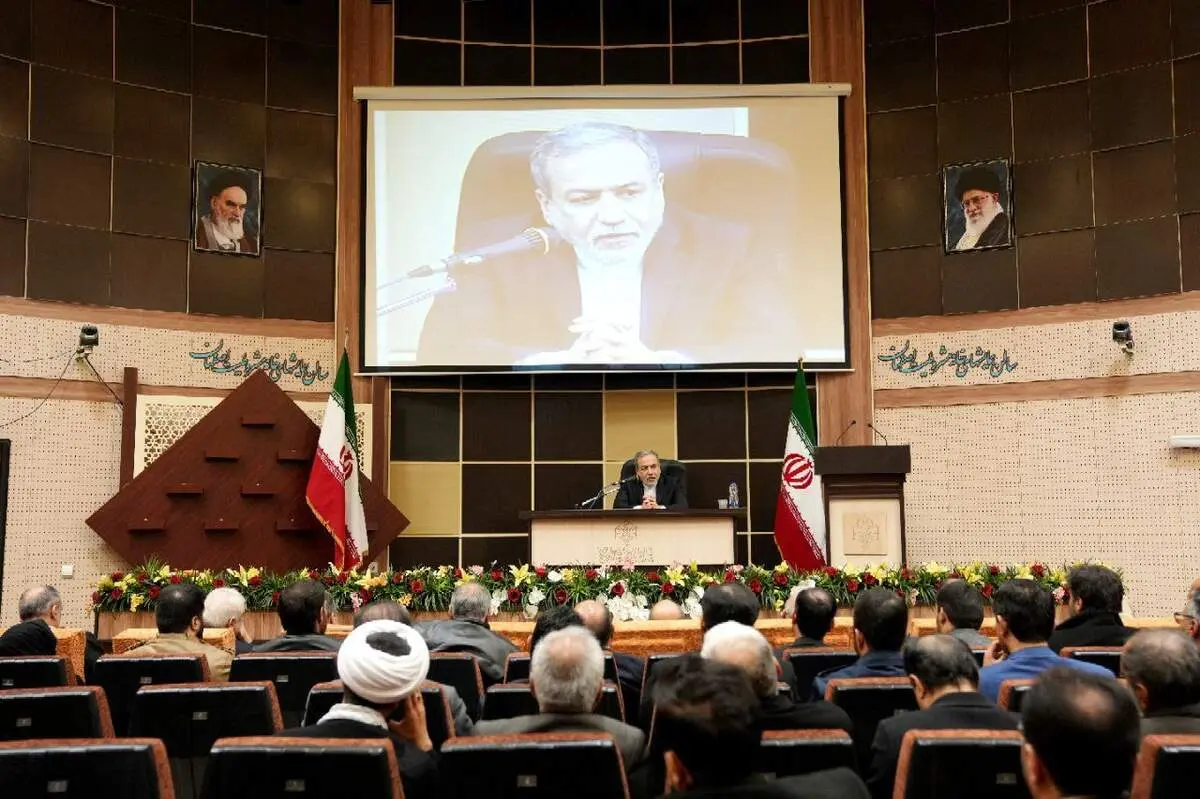 دیدار صمیمانه وزیر امور خارجه با جمعی از اهالی فرهنگ و رسانه اصفهان