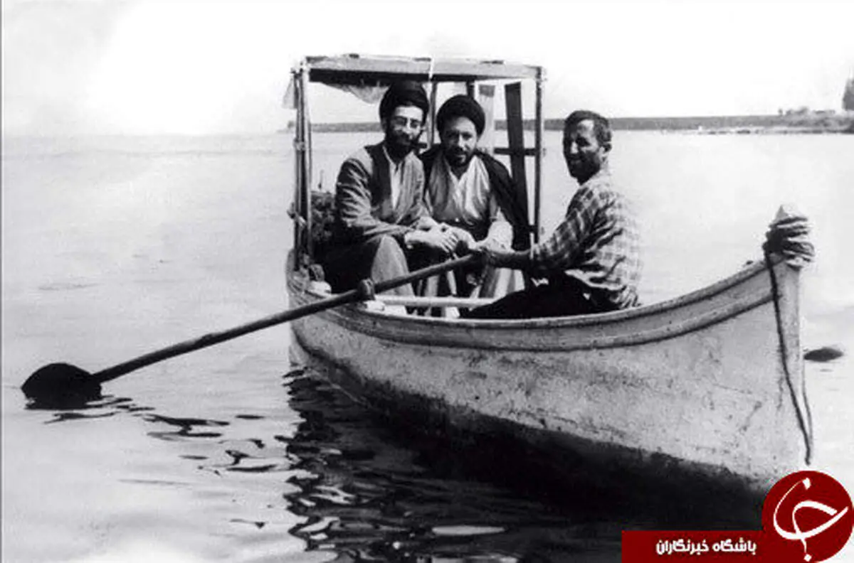 عکس دیده نشده از رهبر انقلاب سوار بر قایق + ببینید
