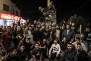 عکس‌های یادگاری و سلفی جوانان رام الله با موشک‌های سپاه خبرساز شد + ببینید 