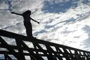 لحظه هولناک خودکشی دختر تبریزی روی پل و عکس العمل مردم/ فیلم