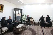 دیدار دکتر پزشکیان با خانواده امام جمعه فقید تبریز و سرتیم حفاظت شهید رئیسی