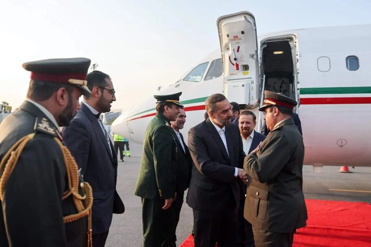 وزیر دفاع با کت و شلوار در کشور خارجی + ببینید