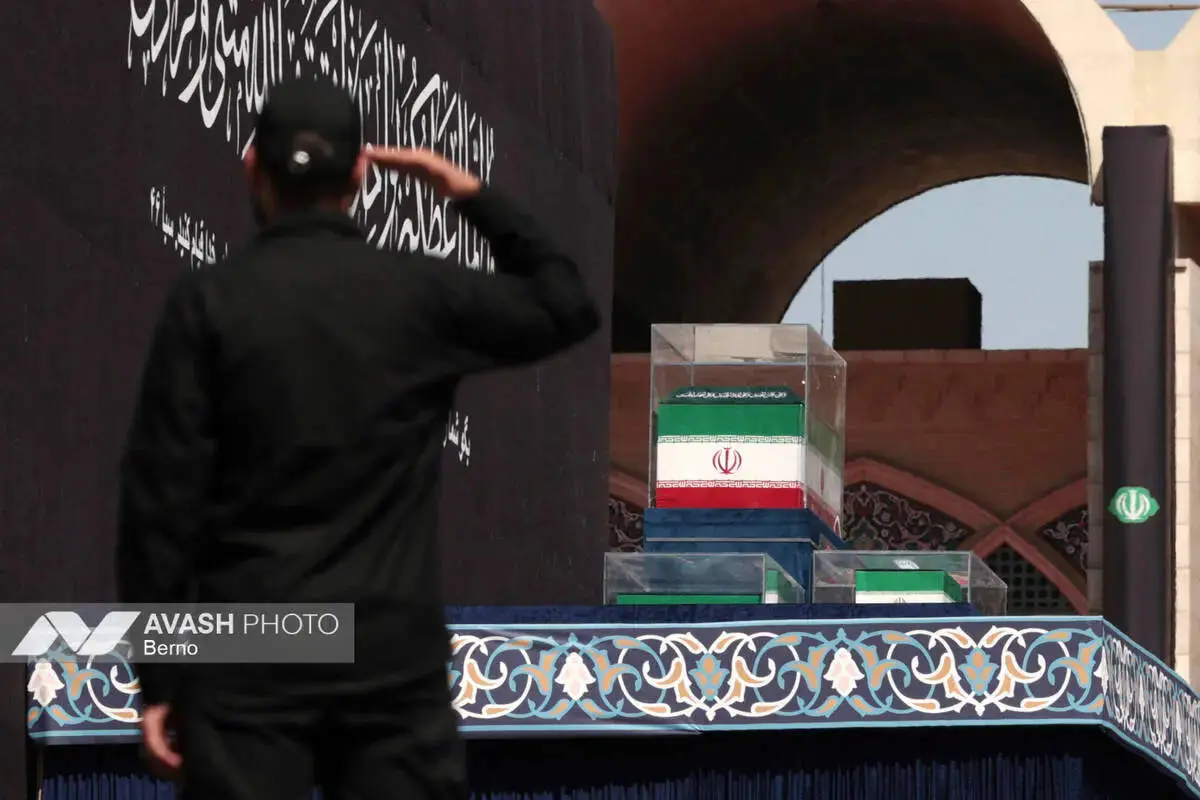 لحظه فرود بالگرد حامل پیکر رهبر شهید در مسجد جمکران + ببینید 