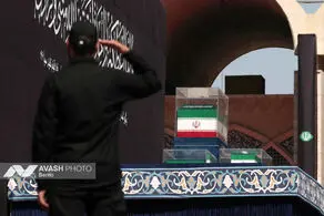 لحظه فرود بالگرد حامل پیکر رهبر شهید در مسجد جمکران + ببینید 