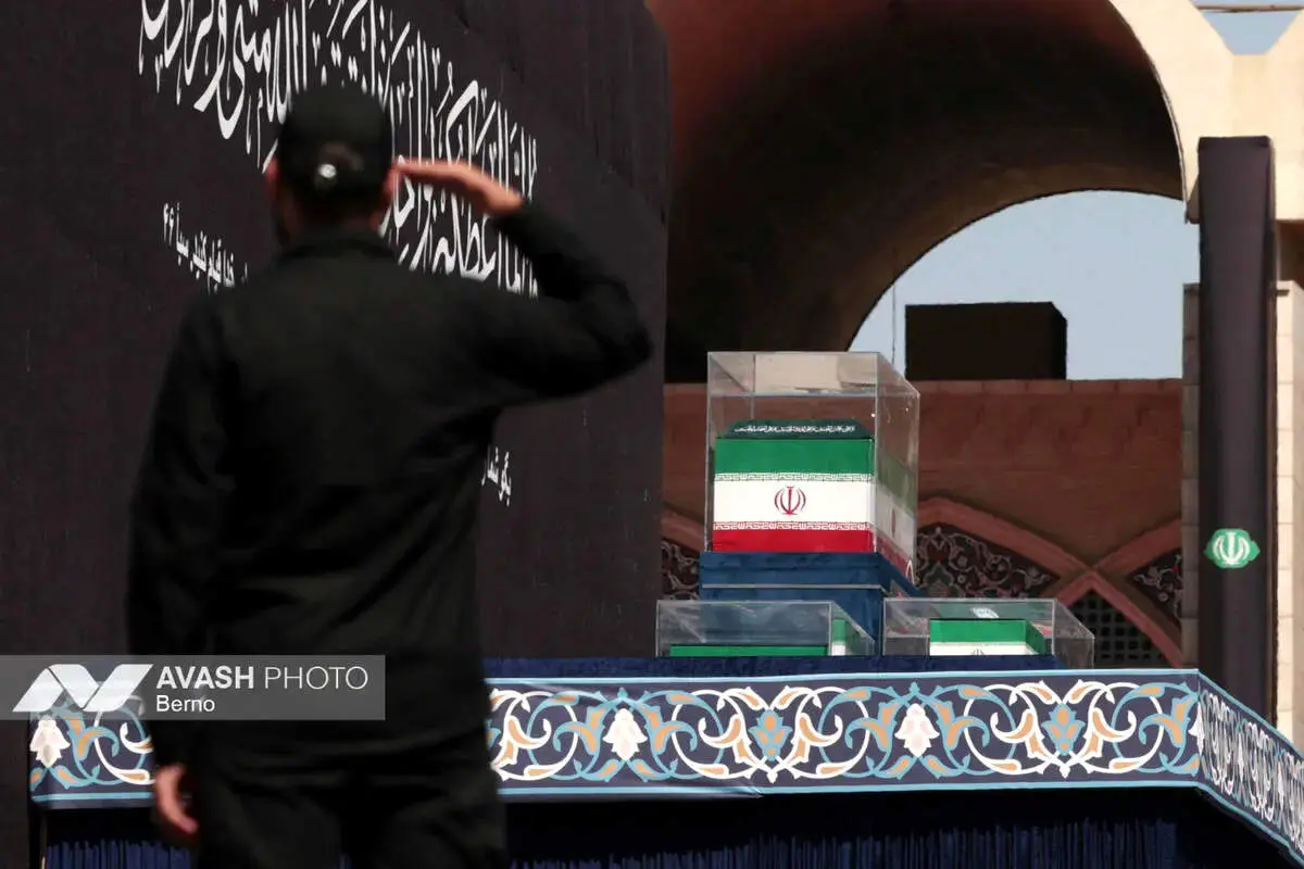 لحظه فرود بالگرد حامل پیکر رهبر شهید در مسجد جمکران + ببینید 
