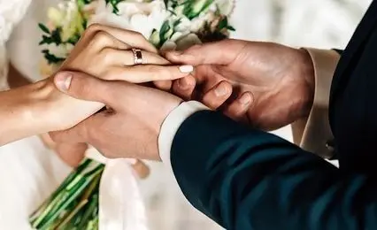 عشق زیاد این مرد به دختر عجیب الخلقه 2 سر  به ازدواج ختم شد/ عکس