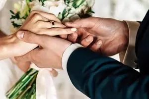 عشق زیاد این مرد به دختر عجیب الخلقه 2 سر  به ازدواج ختم شد/ عکس