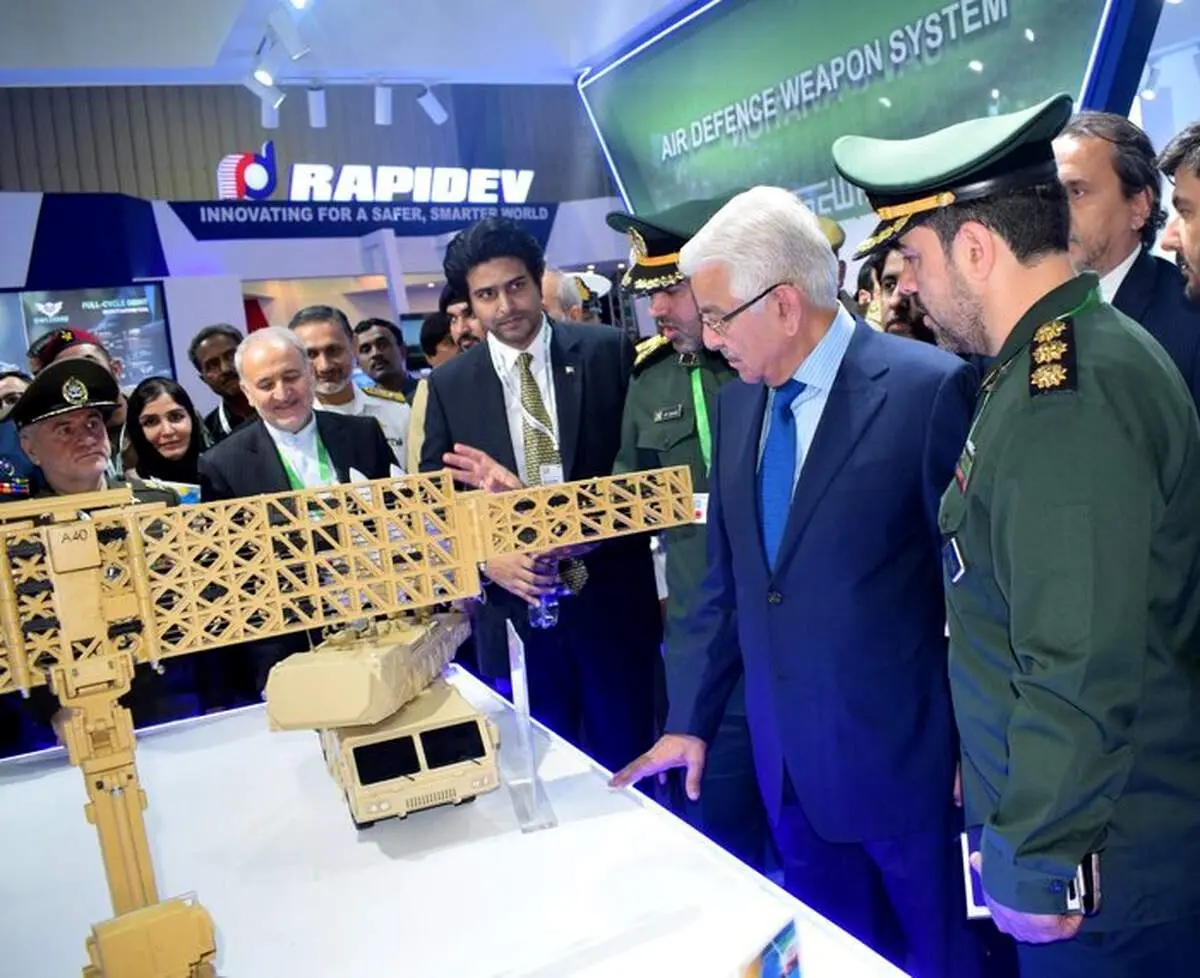 قدرت نمایی تسلیحات دفاعی ایران در پاکستان همه را به خود جلب کرد + ببینید 