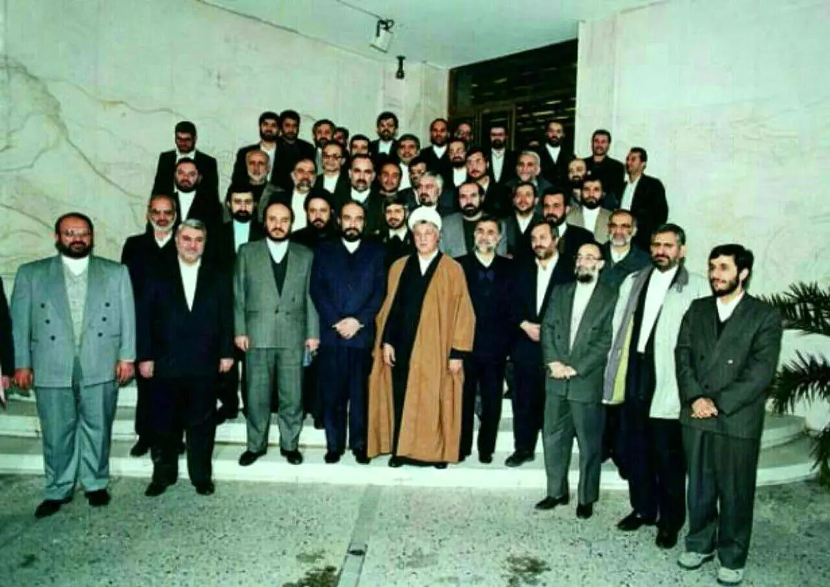 عکس زیر خاکی از احمدی نژاد کنار آیت الله هاشمی + ببینید