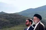 عکسی جانسوز از  آخرین وداع خانواده استاندار شهید با پیکر فرزندشان