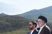 عکسی جانسوز از  آخرین وداع خانواده استاندار شهید با پیکر فرزندشان