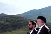 عکسی جانسوز از  آخرین وداع خانواده استاندار شهید با پیکر فرزندشان