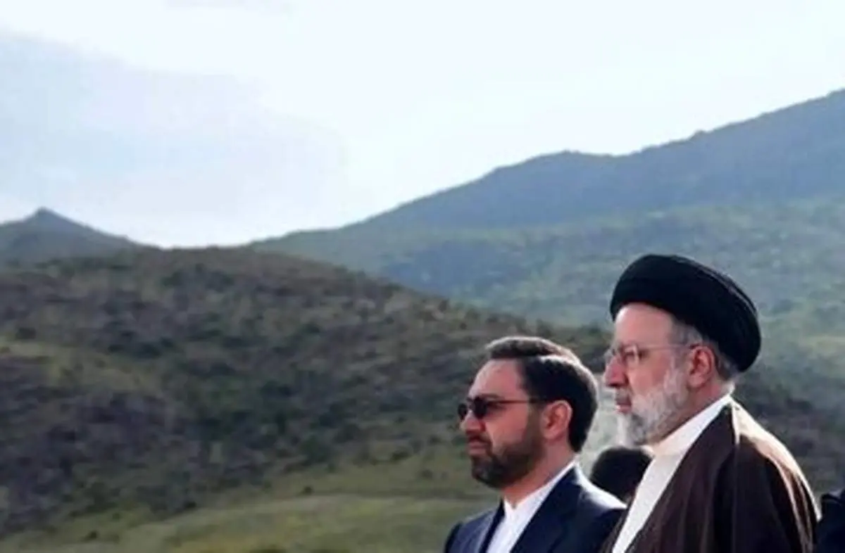 عکسی جانسوز از  آخرین وداع خانواده استاندار شهید با پیکر فرزندشان